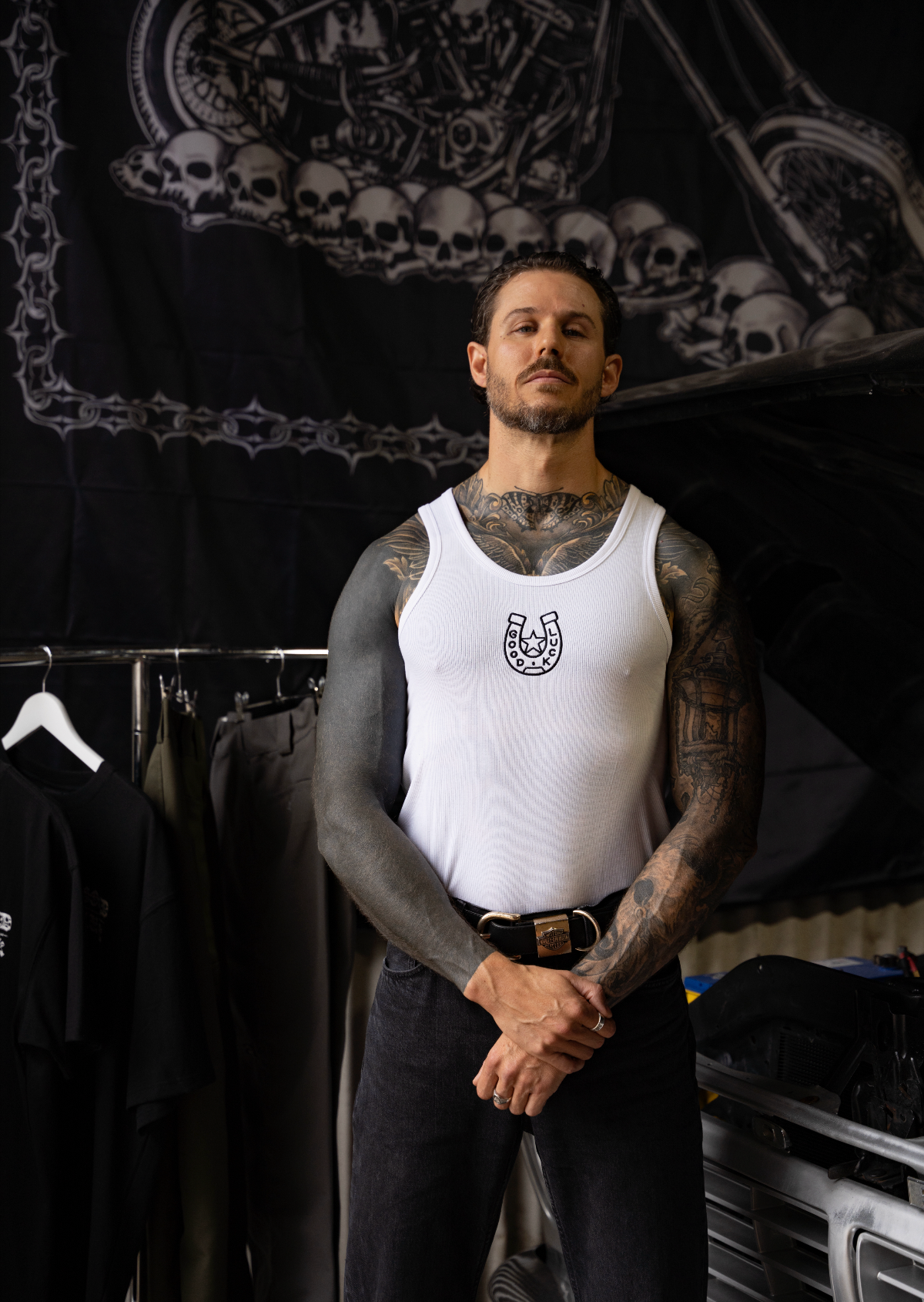 HORSE SHOE WHITE SINGLET